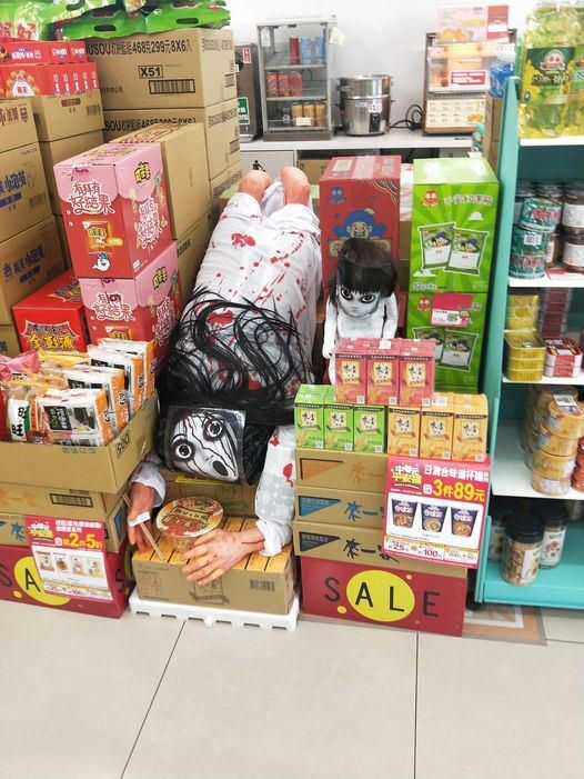 台湾台湾网民分享便利商店商品陈架上放置应景摆设。FB图