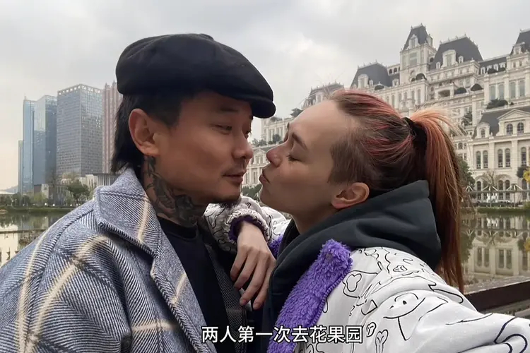 王涛与妻子共堕爱河，去年结婚。