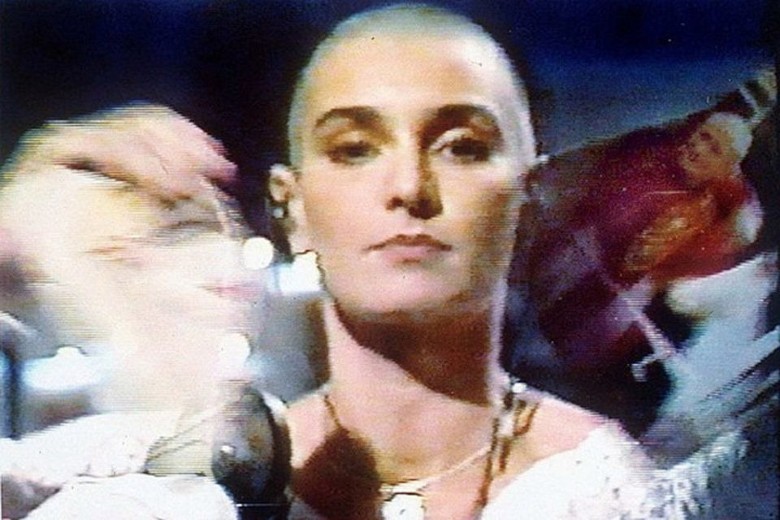 1992年，Sinéad O'Connor在美国综艺节目《周末直播》当众撕烂教宗约翰保禄二世的照片，解释此举是为抗议教会人士性侵儿童。