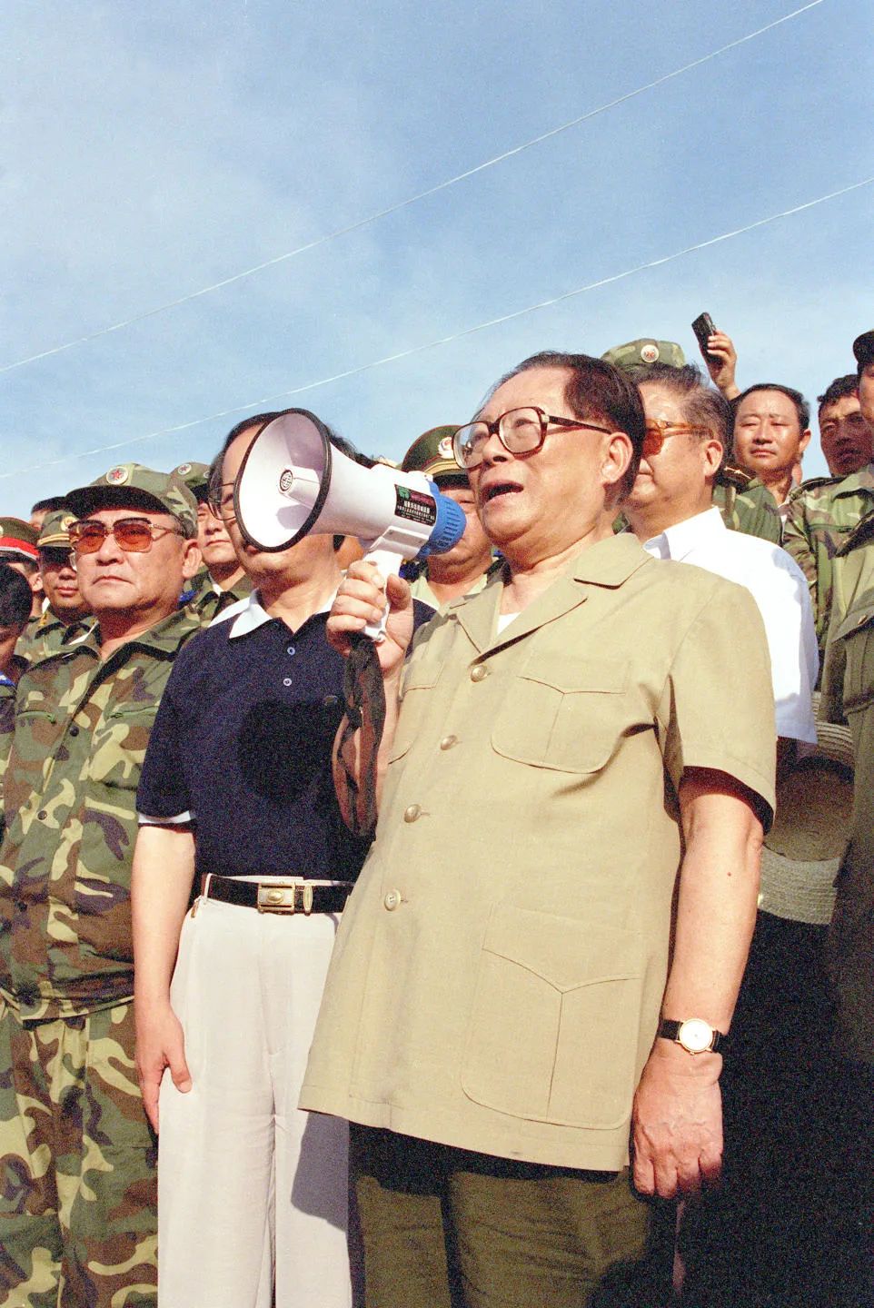 1998年江澤民親赴湖北長江抗洪搶險第一線向軍民發表講話。新華社