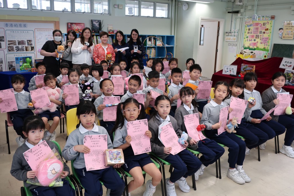 为了让全校学生都有机会学习航空知识，大埔官立小学为不同级别的学生设计课程。