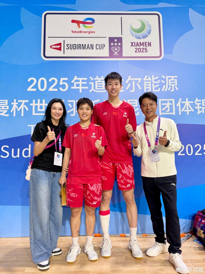 不少網民發現李克勤的臉部膚色十分黝黑,即使在同樣的燈光照射下,他的臉部仍比身旁的運動員及盧淑儀黑了許多。 不少網民發現李克勤的臉部膚色十分黝黑,即使在同樣的燈光照射下,他的臉部仍比身旁的運動員及盧淑儀黑了許多。