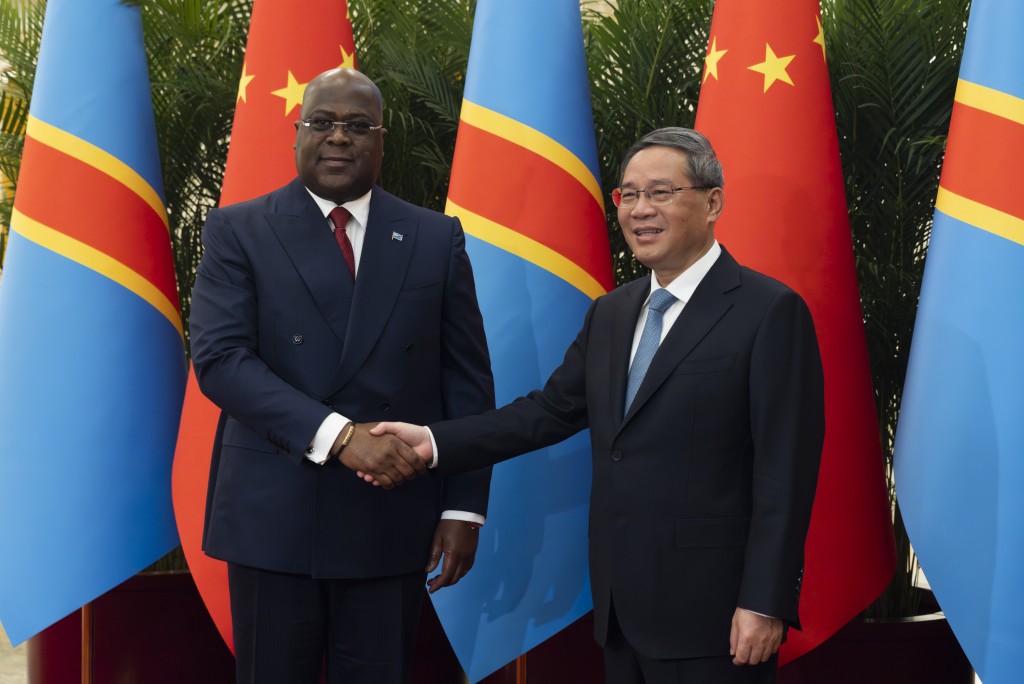 剛果民主共和國總統費利克斯·安托萬·齊塞克迪·奇隆博（Felix Tshisekedi）（左）正對中國進行國事訪問，今日抵達香港進行兩天訪問。圖右為總理李強。AP