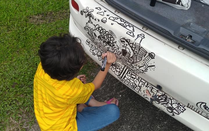 小女孩正在塗鴉車子。Ahmad Farid Ashraf FB