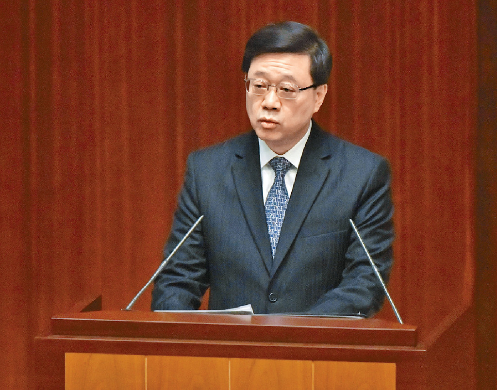 ■李家超出席立法會答問會時稱，新冠感染將視為上呼吸道疾病。 