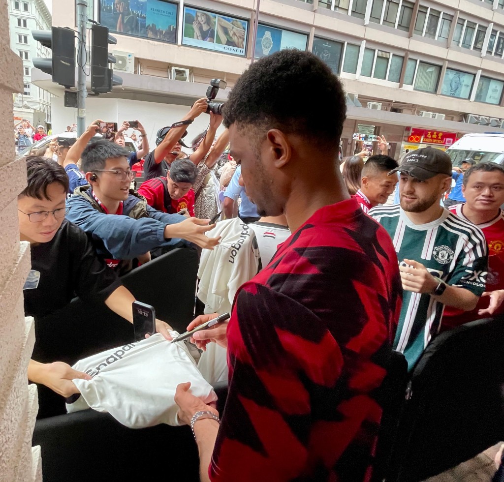 迪亞路為香港球迷簽名。徐嘉華攝