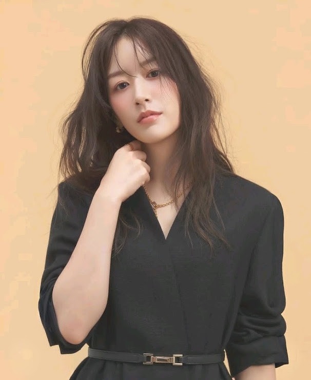 三山偷情對象是寶塚前娘役花乃瑪利亞。 三山偷情對象是寶塚前娘役花乃瑪利亞。