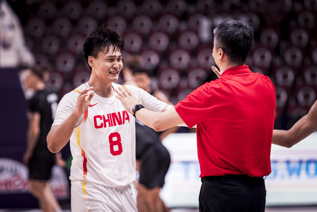 趙睿(左)與主教練郭士強(右)緊緊擁抱情緒激動落淚。FIBA官網圖片 趙睿(左)與主教練郭士強(右)緊緊擁抱情緒激動落淚。FIBA官網圖片