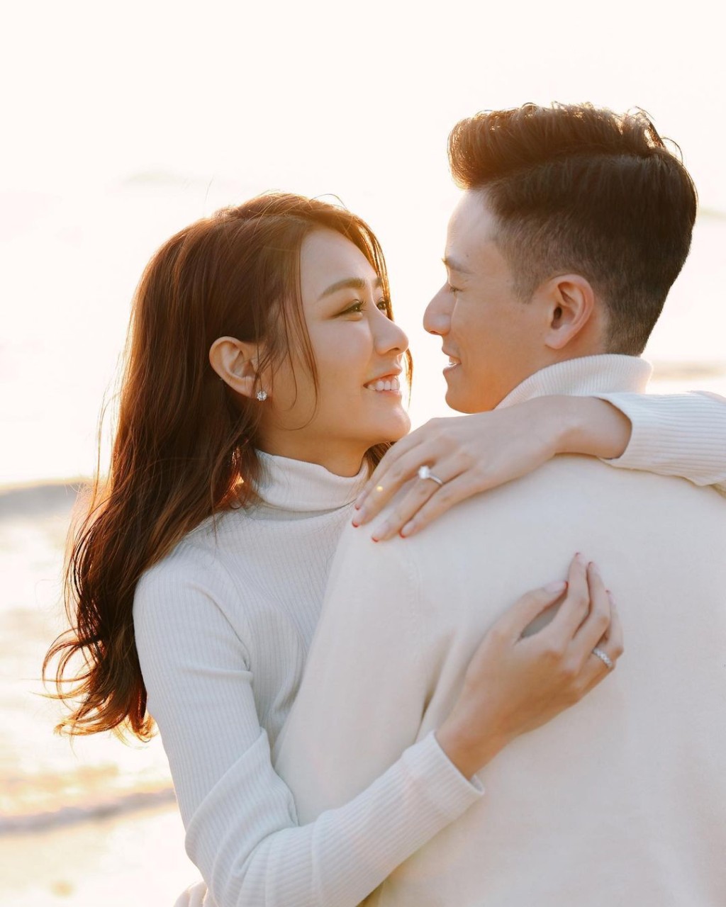 詩欣上載合照，她分別戴上自己及男友的婚戒。