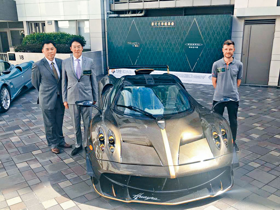 大銀地產朱偉雄（左）表示，翠雅山推出分層單位招標。中為該公司主席馬清鏗。