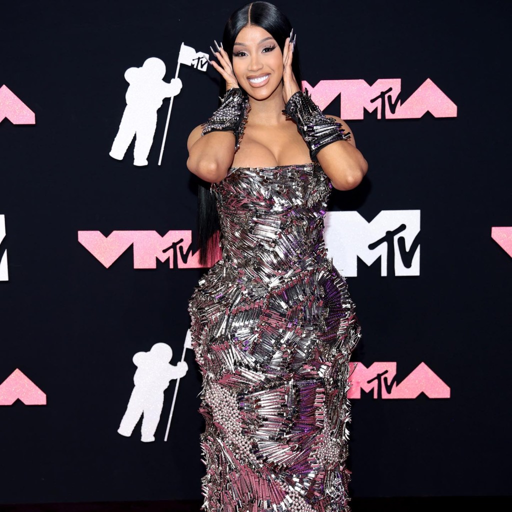 Cardi B身穿Dilara Findikoglu礼服现身「MTV音乐颁奖礼」。