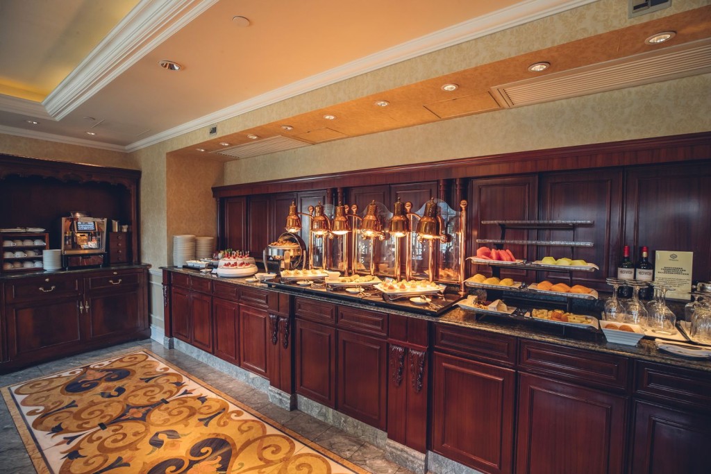 13款曲奇餅現時在香港迪士尼各間酒店供應，包括香港迪士尼酒店的國賓廳會客室。