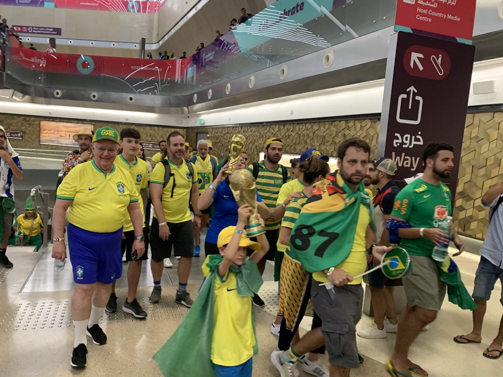 大批巴西球迷將轉車大堂變成森巴嘉年華，即興巡遊。
