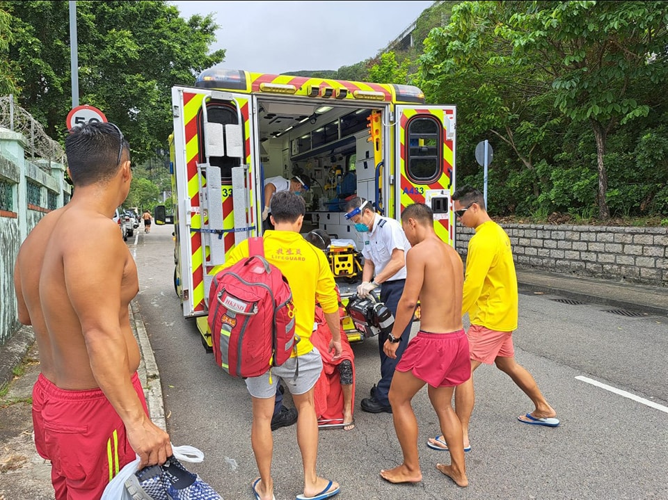 救生员协助将老妇送院。香港政府拯溺员总工会提供