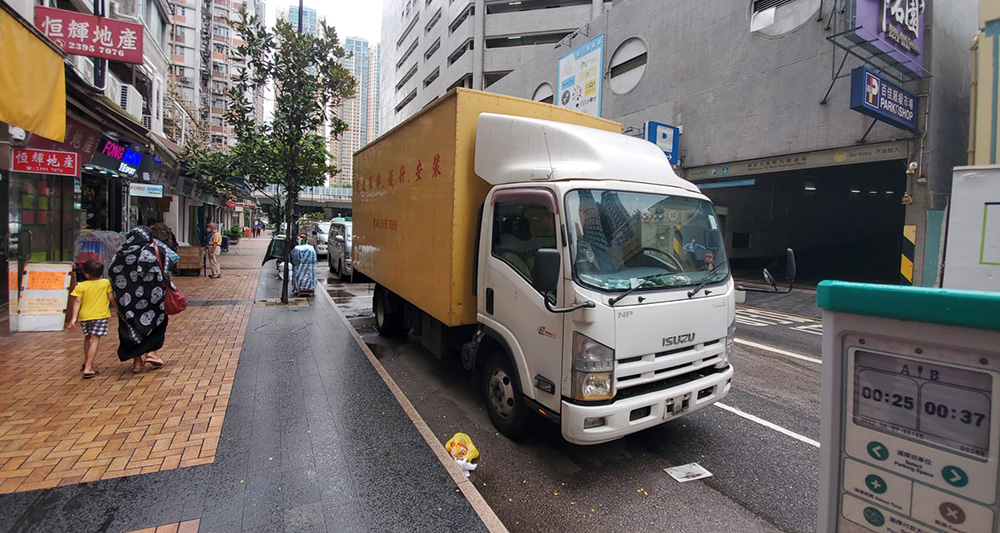 有市民在大角嘴發現兩輛貨車的車牌號碼相同。