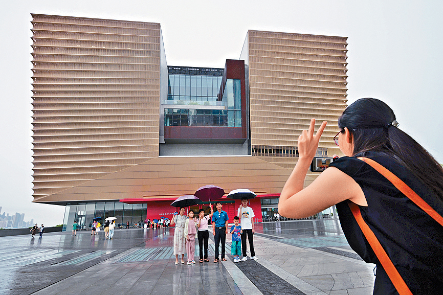 香港故宮文化博物館昨起增加票價後，仍有不少旅客前來參觀及打卡。  