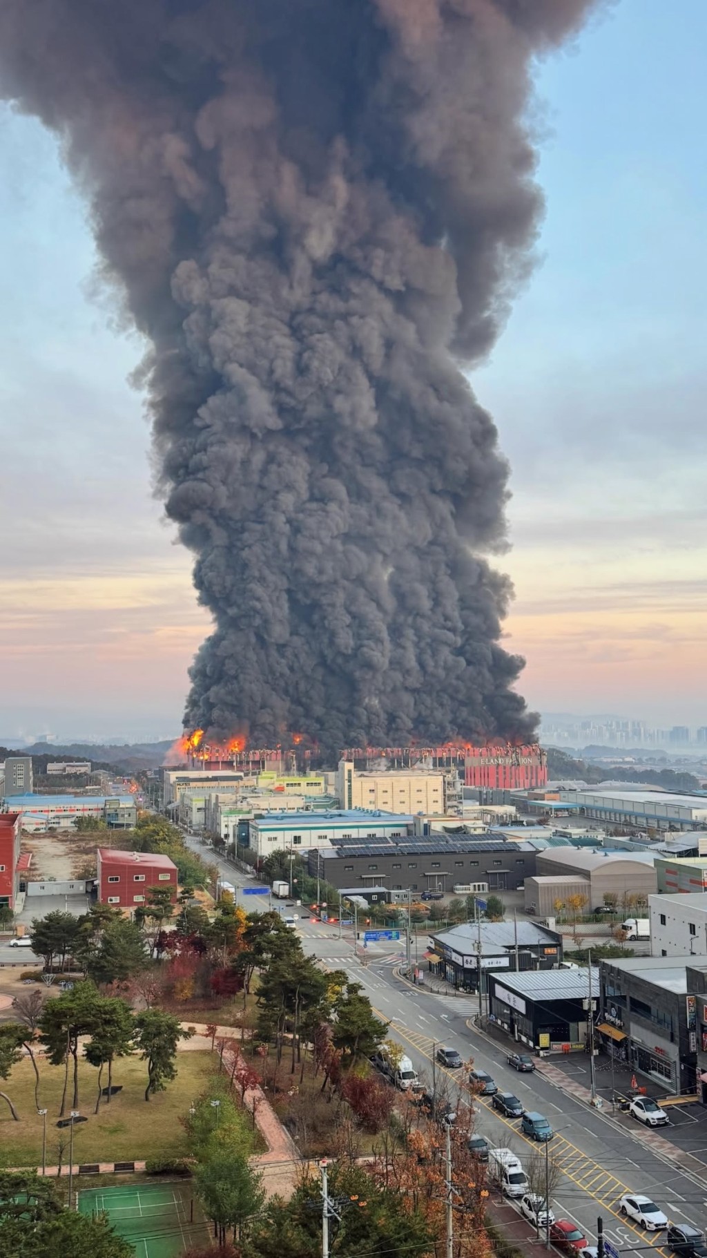 南韓衣戀集團(E-LAND)位於忠清南道天安市的物流中心大火。 threads@jartistang 南韓衣戀集團(E-LAND)位於忠清南道天安市的物流中心大火。 threads@jartistang