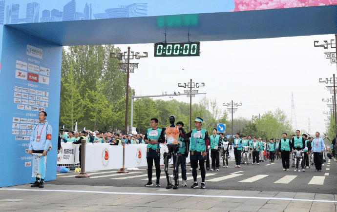 全球首個人形機械人半馬北京亦莊開跑。 IT之家 全球首個人形機械人半馬北京亦莊開跑。 IT之家