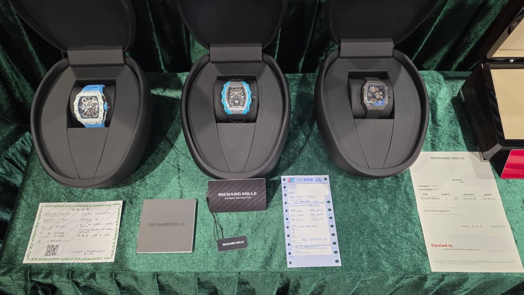 其中一隻冒牌貴價手錶更為全球限量50隻、原價為728萬港元的RICHARD MILLE21-02 Aerodyne陀⾶輪腕錶（中）。
