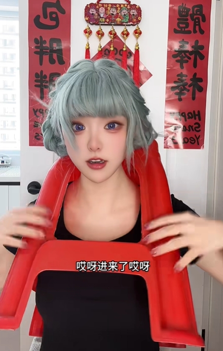 内地“卡凳挑战”热爆。 小红书／抖音