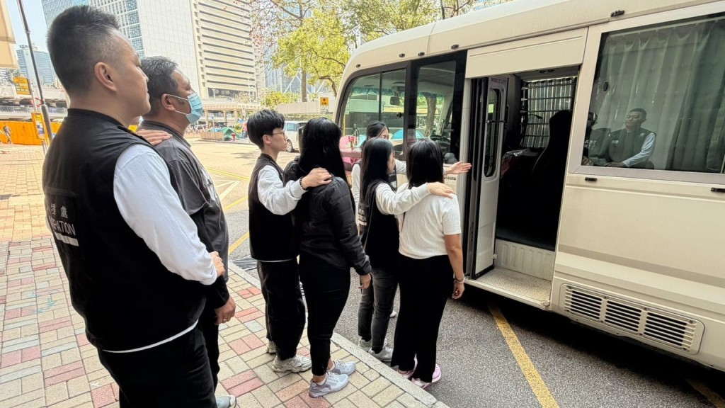 被捕人士帶署調查。