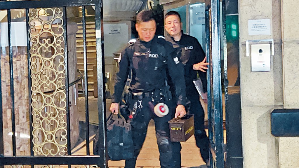 爆炸品處理課(EOD)人員以鐵盒檢走煙霧彈作進一步檢驗。