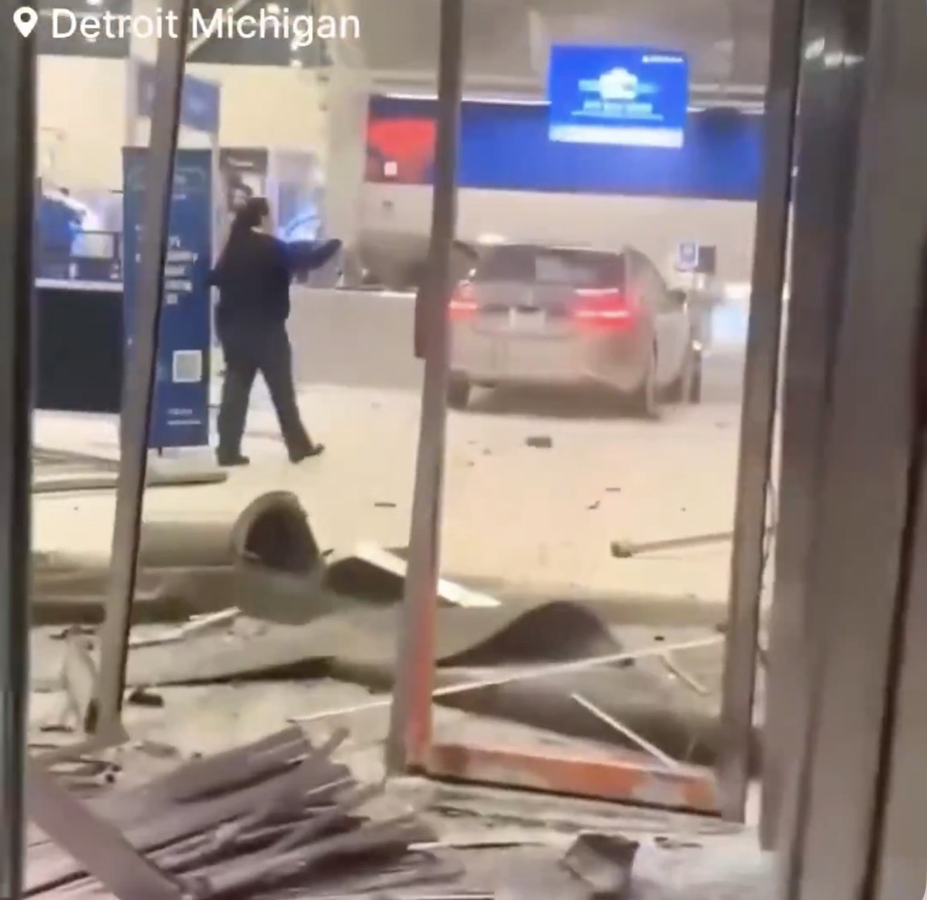 司機開車直撞入底特律機場櫃台，離境大堂玻璃門幾乎粉碎。 X@rawsalerts