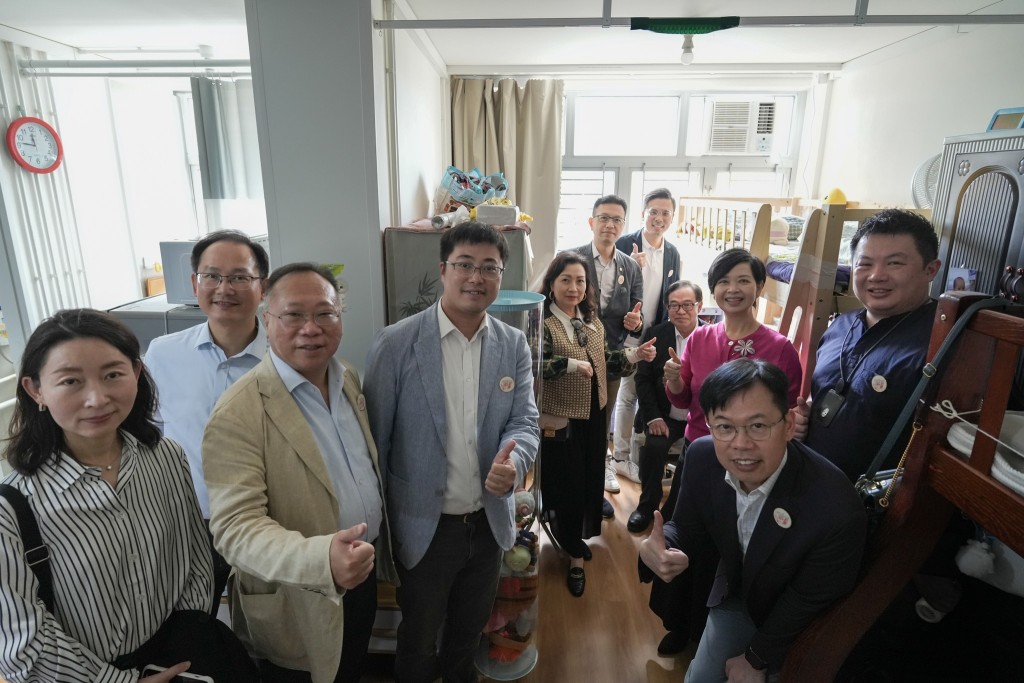 何永賢與議員探訪一個三口之家。何永賢FB圖片