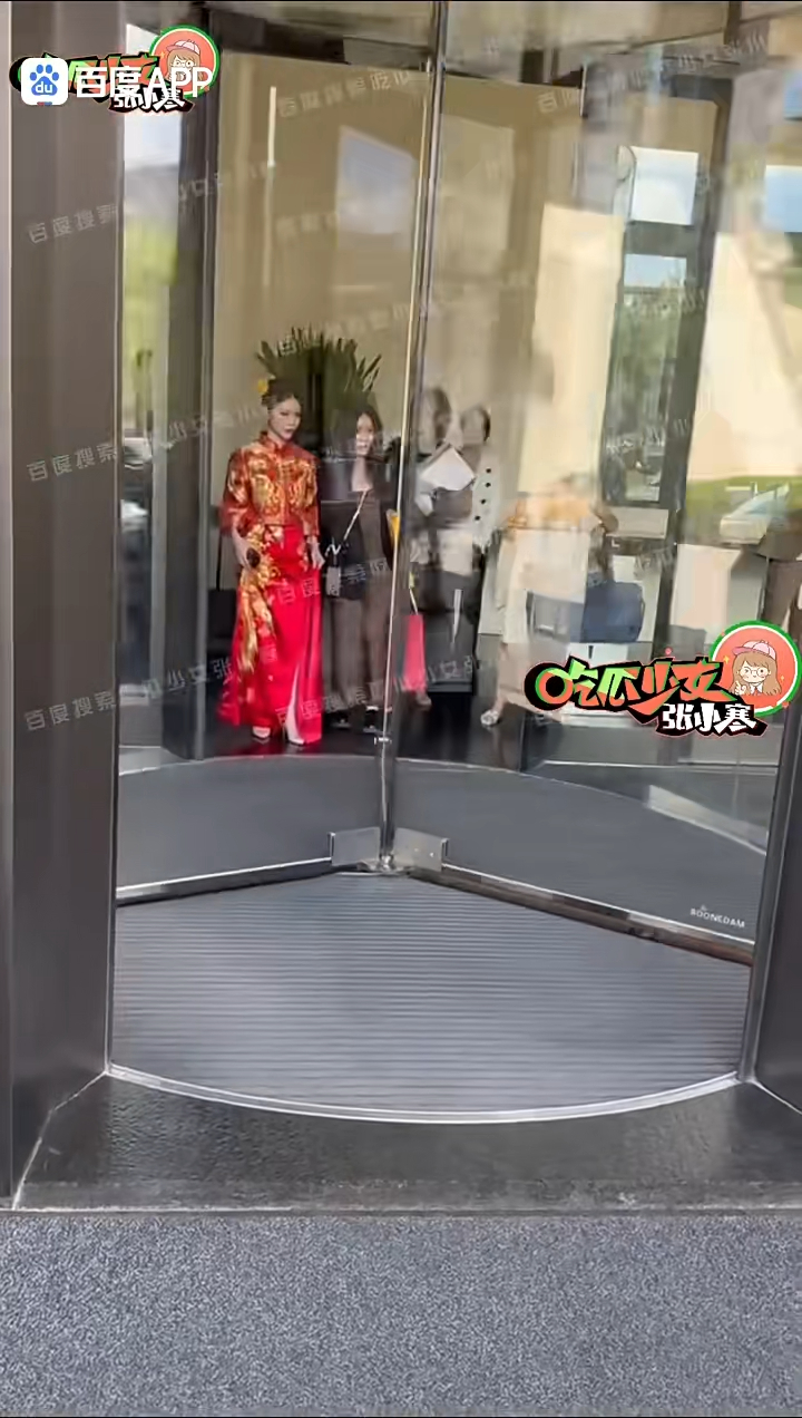 汪小菲和Mandy終現身,Mandy穿上傳統新娘服出門。(「吃瓜少女張小寒」微博截圖) 汪小菲和Mandy終現身,Mandy穿上傳統新娘服出門。(「吃瓜少女張小寒」微博截圖)
