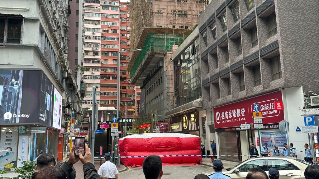 尖沙咀女子高處危坐 消防開氣墊戒備