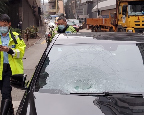 私家車的車頭玻璃被撞至破裂。