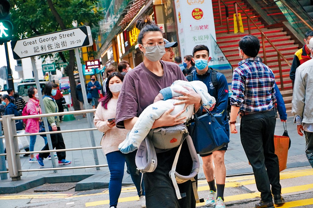 有议员表示，明白双职父母难以寻找合适托儿服务而产生焦虑。