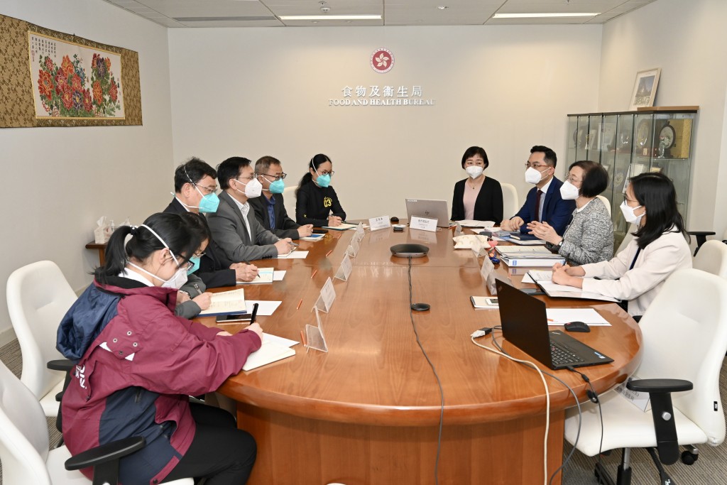陈肇始在政府总部与阚飙（左四）及其率领的内地疫情防控专家进行工作会议。