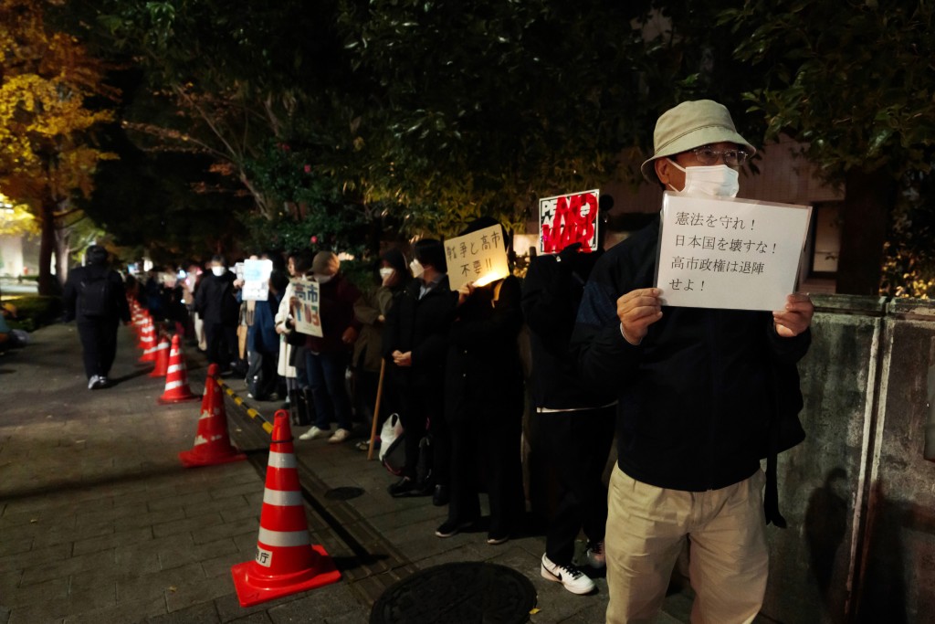 日本民眾多次在東京舉行集會，反對戰爭，要求高市早苗下台。新華社