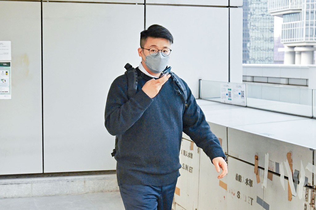 被告表示,周從後腳踢其臀部,轉身見到周「距離好近,神情兇惡」。