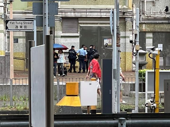 警員接報到場調查蒐證，了解是否有人目擊案件經過。FB：東涌friends club
