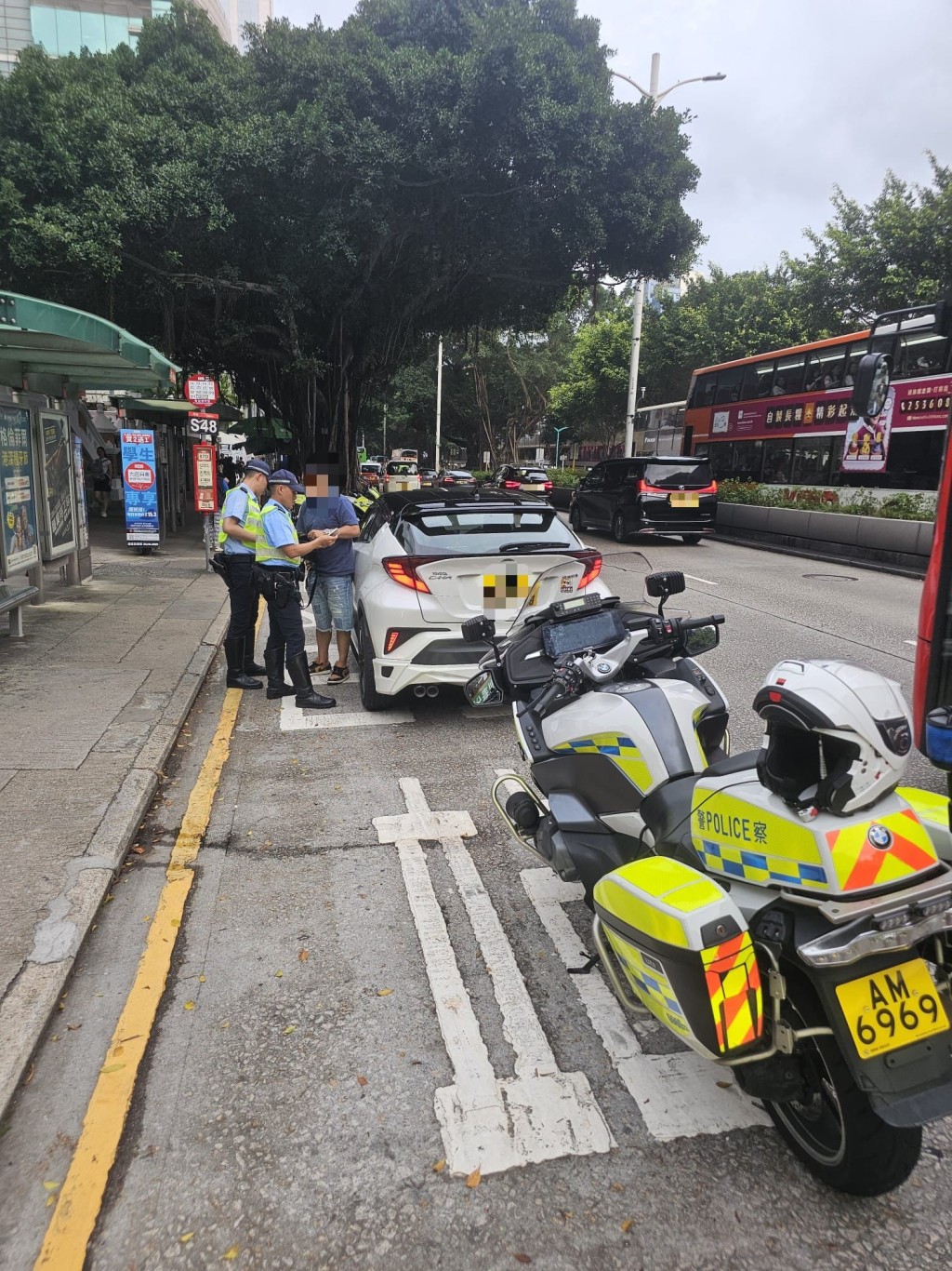 警方派員喬裝乘客並成功截獲兩部私家車。警方提供