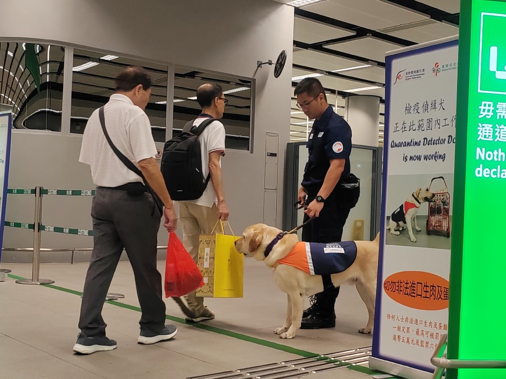 海關與食安中心近月持續進行聯合執法行動，安排檢疫偵緝犬在各陸路口岸加強抽查。(來源：新聞公報)