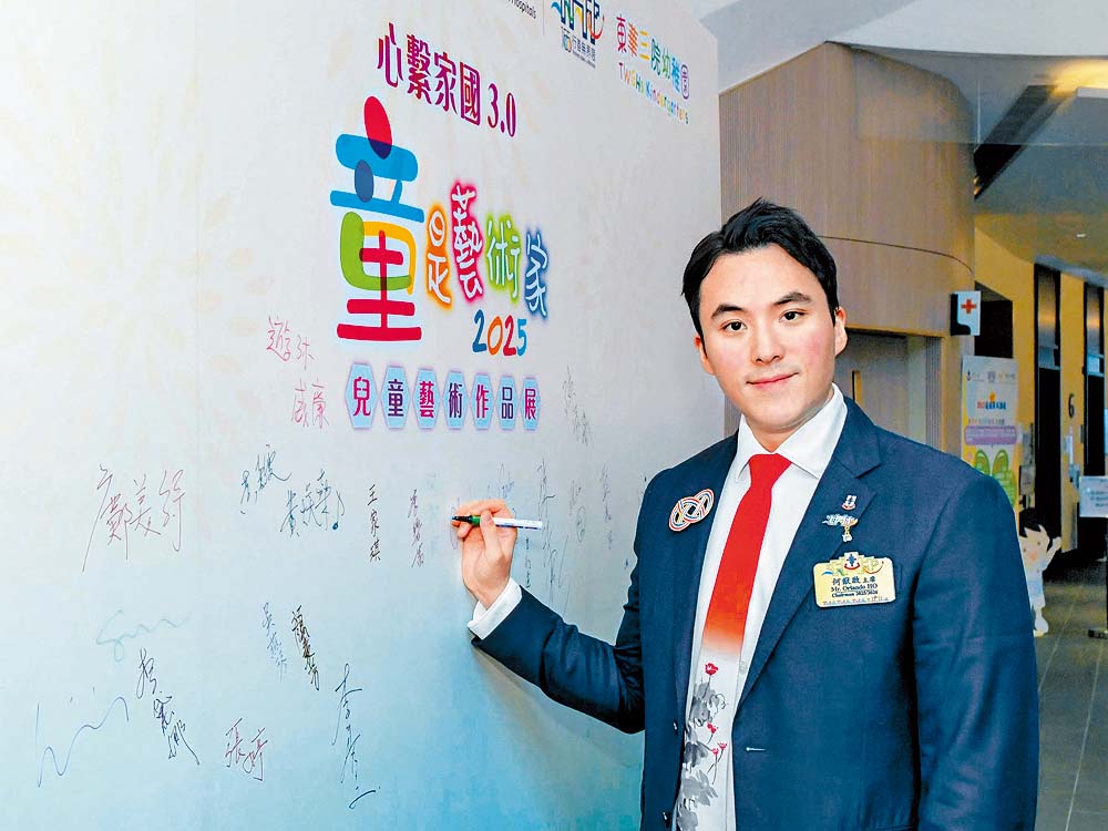 東華三院主席暨校監何猷啟感謝教育局支持舉辦今屆藝術作品展。 東華三院主席暨校監何猷啟感謝教育局支持舉辦今屆藝術作品展。