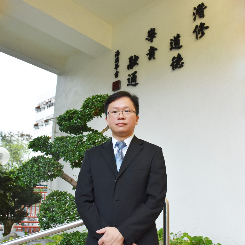 黃信德指網上授課平台發展成熟,可成為未來教學的輔助工具。 黃信德指網上授課平台發展成熟,可成為未來教學的輔助工具。