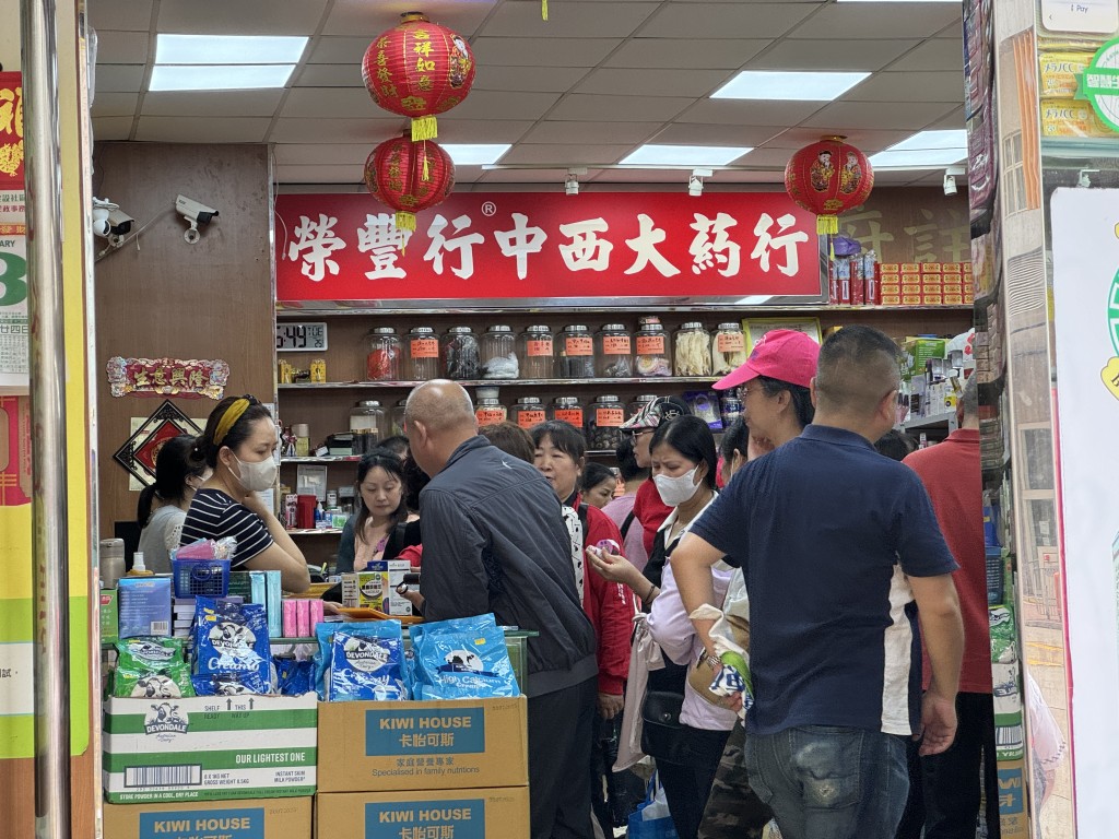 邵家辉表示香港始终是自由市场，指「做生意好难话规定人哋卖几钱」。陈俊豪摄