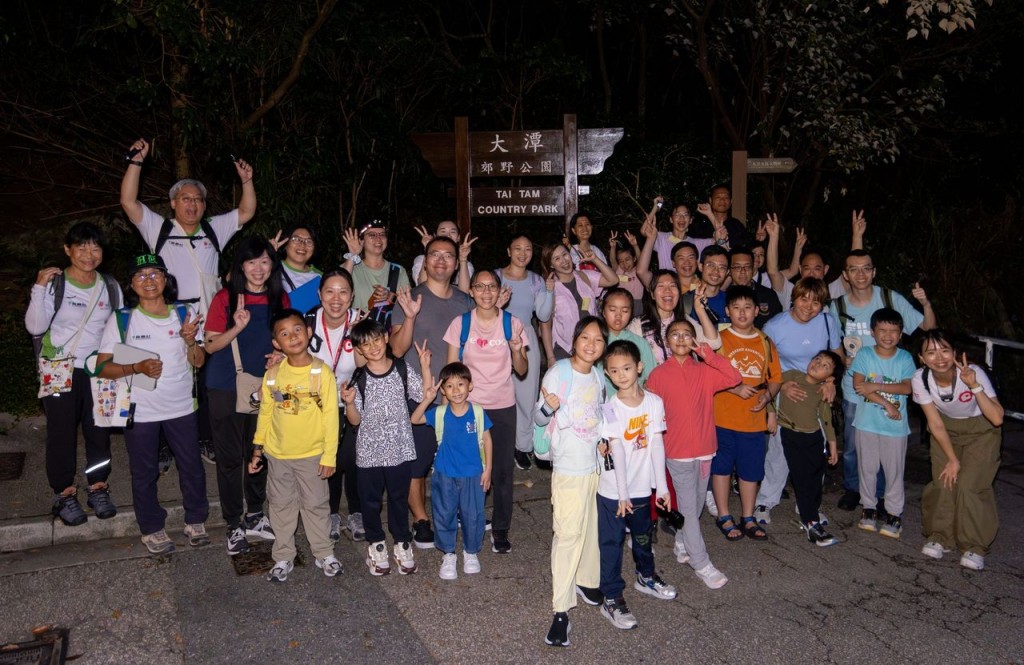香港家庭福利會的成員家庭參與「綠遊香港」夜間生態導賞團，一同響應    「全國生態日」。