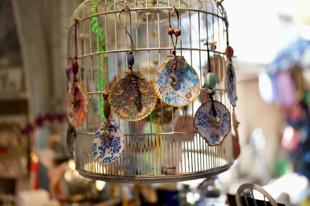 店內的貝殼工藝品全人手製作，相當精緻特別， 買來當伴手禮送人也不錯。（圖片來源：《親子王》）