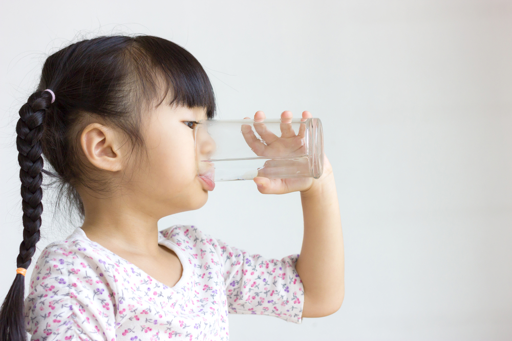 孩子每日應按照年齡飲用相應的八安士水杯數量，直至八歲為止。（圖片來源：Shutterstock）