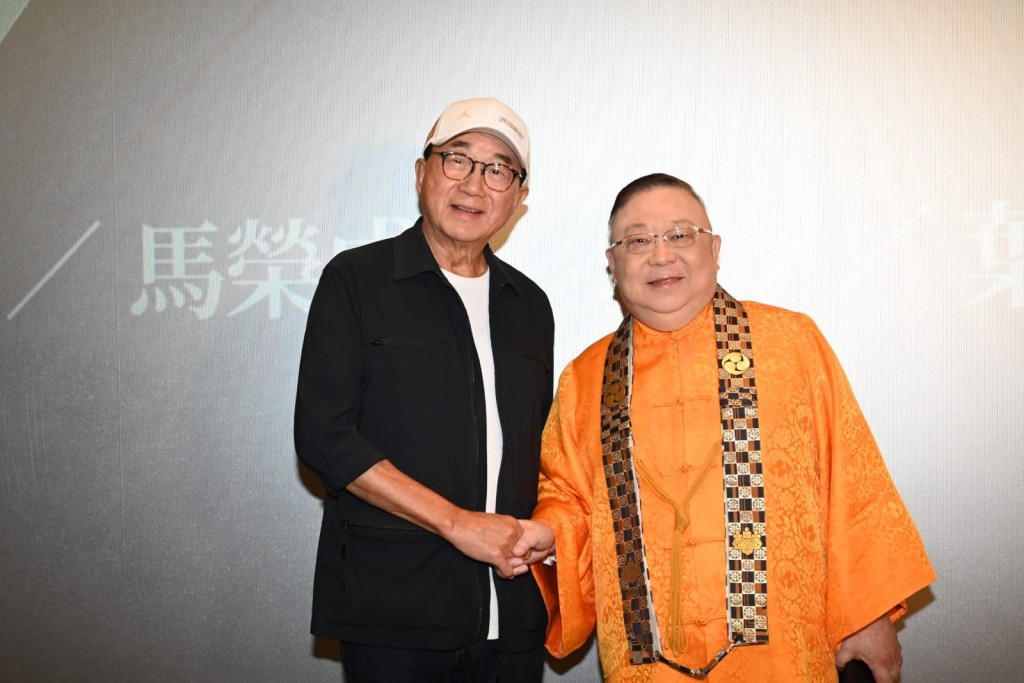 近日許冠文現身新光黃埔舉行記招，並在李居明大師陪同下參觀現場，許冠文贈言大師能在電影寒冬期延續戲院表示支持。 