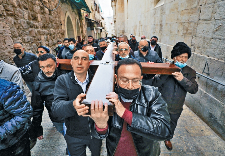 信徒抬着十字架在耶路撒冷巡行。