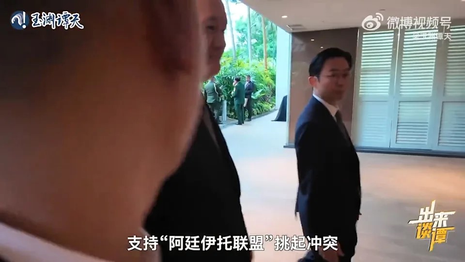 菲律賓防長特奧多羅被問到南海問題時,反質疑央視記者是特工。玉淵潭天 菲律賓防長特奧多羅被問到南海問題時,反質疑央視記者是特工。玉淵潭天