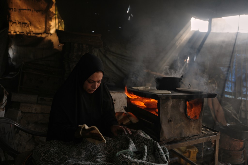 许多巴勒斯坦人在简陋帐篷下生活。美联社 许多巴勒斯坦人在简陋帐篷下生活。美联社