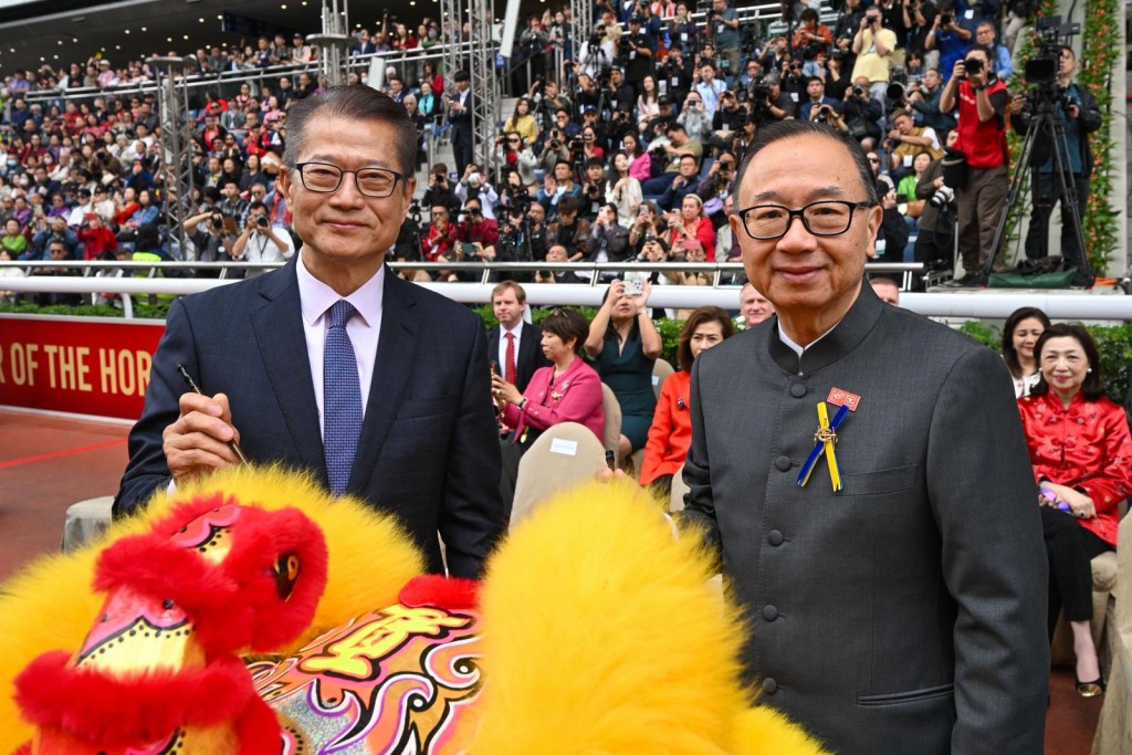 財政司司長陳茂波（左）和香港賽馬會主席廖長江，於2026馬年賽馬日開幕典禮主持醒獅點睛儀式。