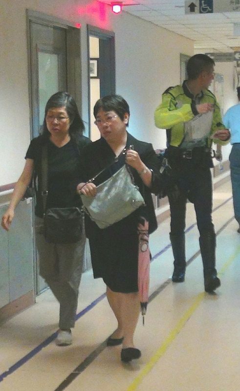 男死者的兩名女友人亦趕至廣華醫院認屍,一臉愁容。林思明攝